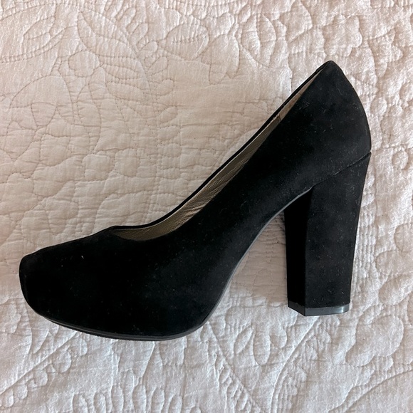 Black suede platform pumps from Me Too size 6 - Picture 2 of 5